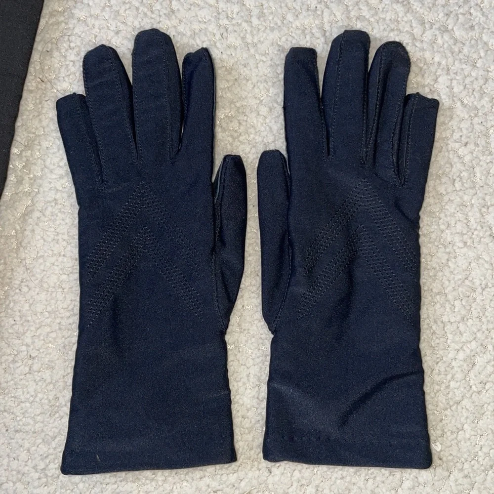 Isotoner ladies soft gloves with case